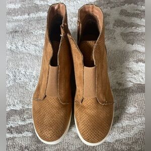 Soda Women’s Hidden Wedge Sole Booties Sz 7